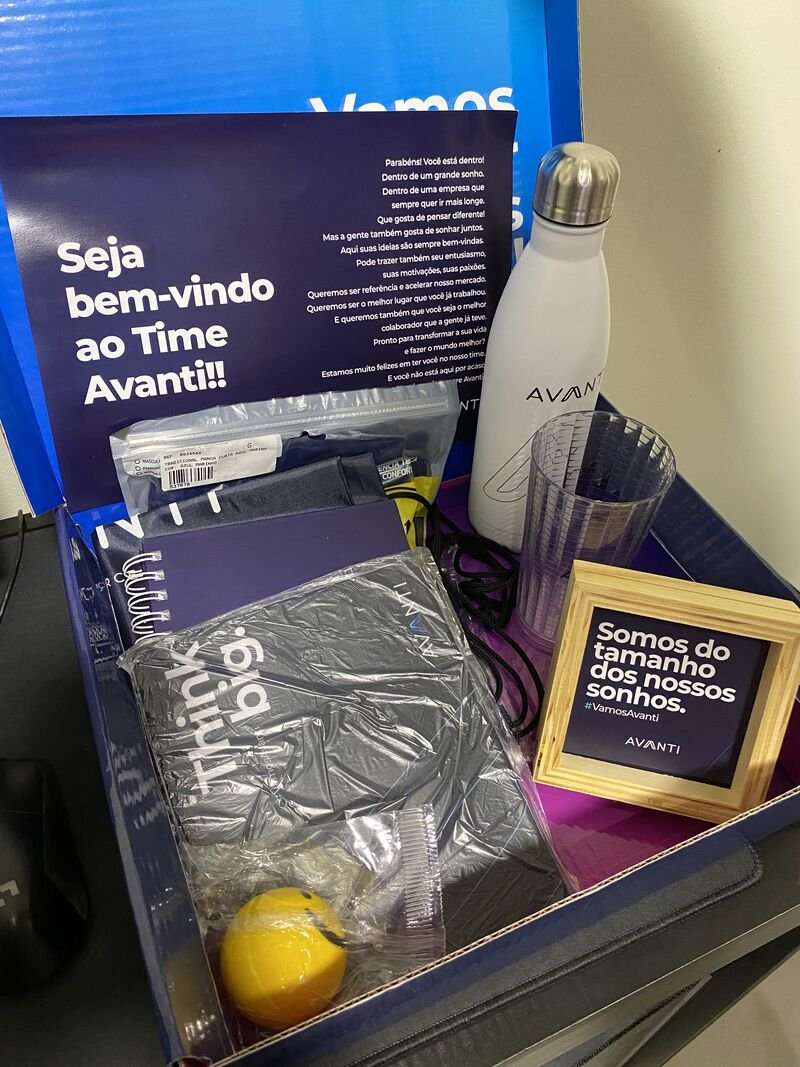 Kit de boas-vindas da AVANTI: cartão "Seja bem-vindo ao Time Avanti", garrafa, caderno, copo e um quadrinho