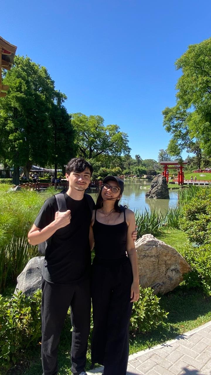 Posando com a Ana à beira de um lago num jardim japonês, com um portal torii vermelho ao fundo